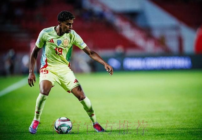 莱万谈皇马报价:确实曾考虑转会 不后悔留拜仁 莱万谈皇马报价:确实曾考虑转会 不后悔留拜仁